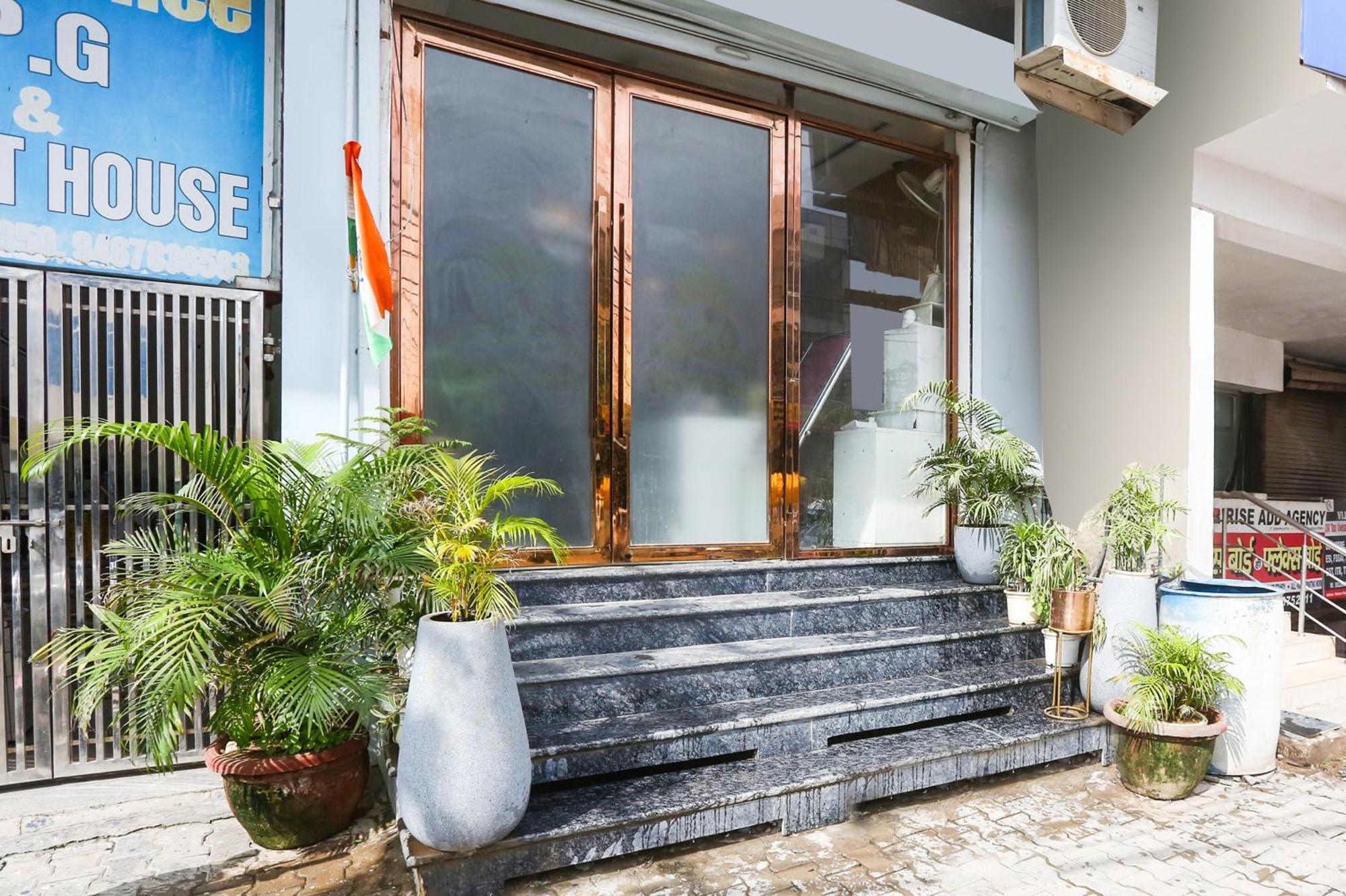 Hotel O Royal Guest House Garhi Harsaru 外观 照片